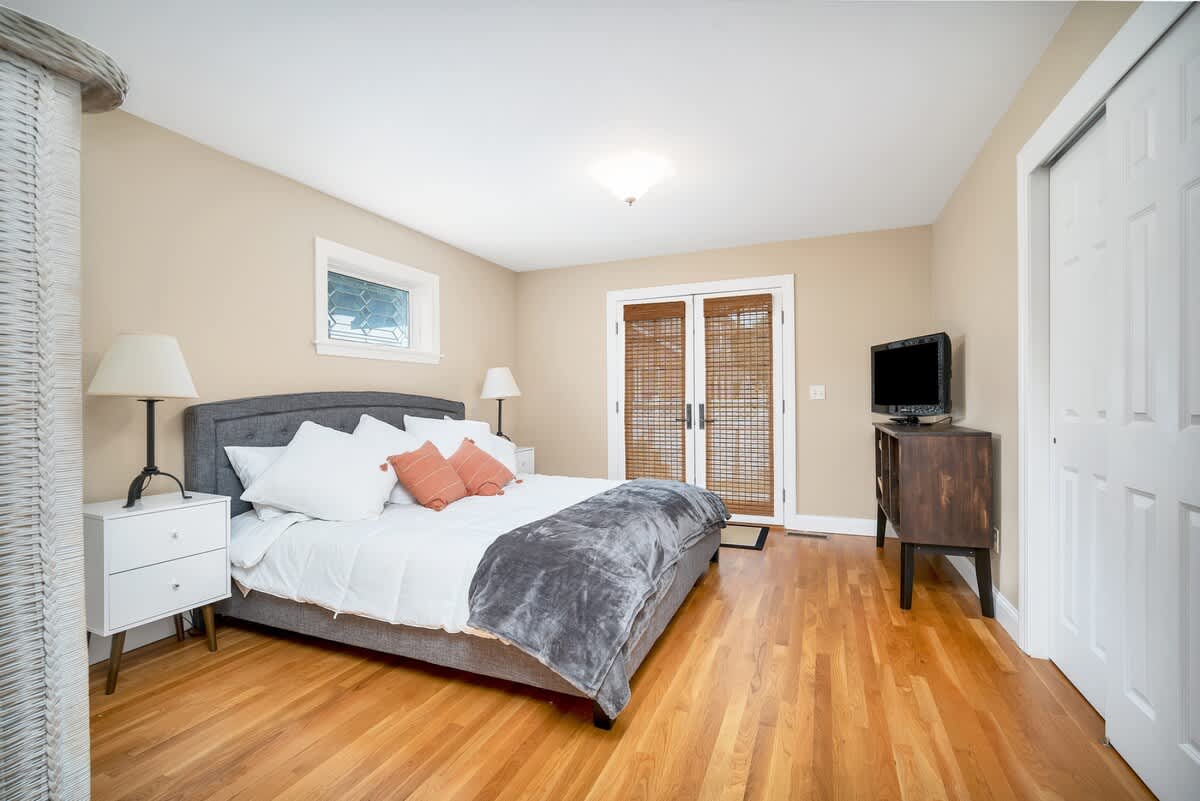 First-floor king suite