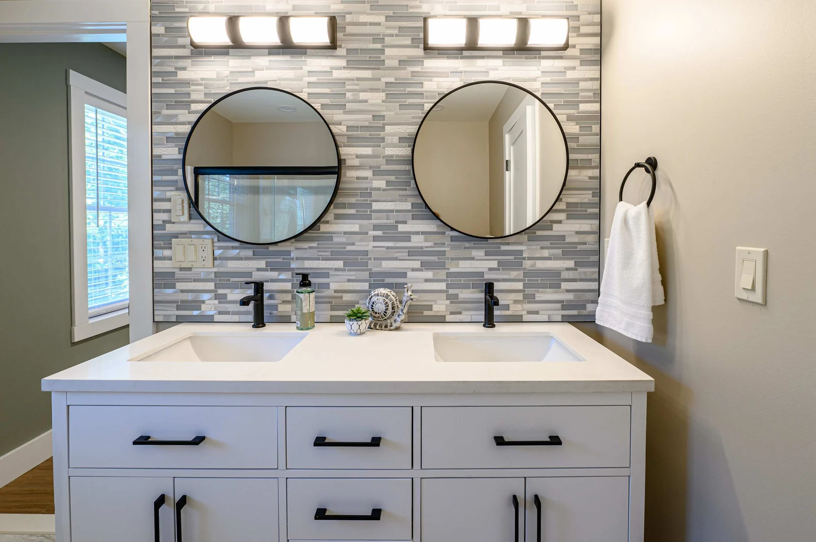 Primary en-suite bath