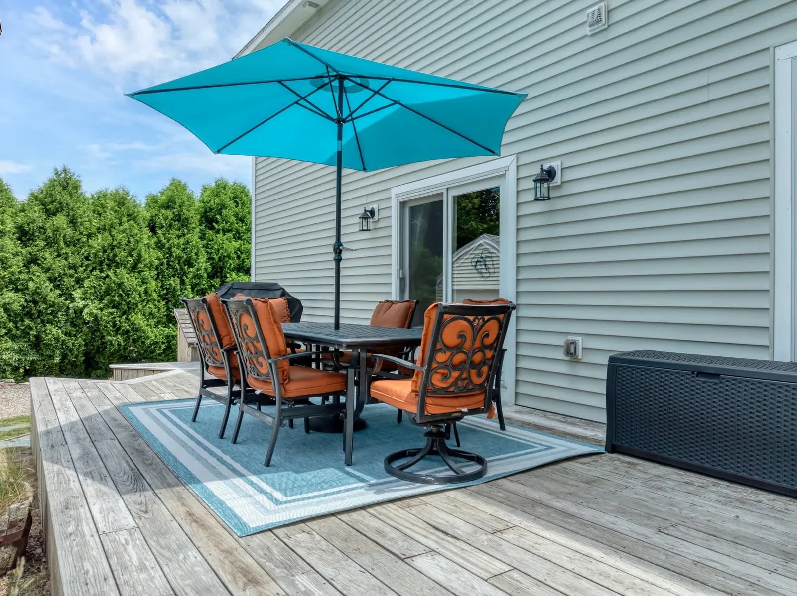 Deck dining