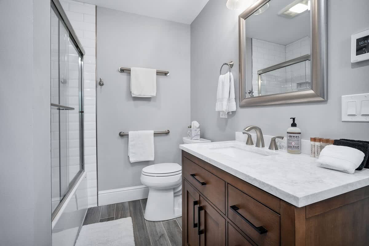 A first-floor queen suite