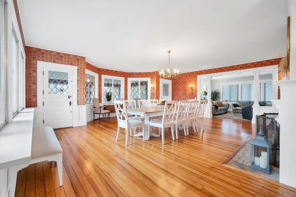 Semi-formal dining