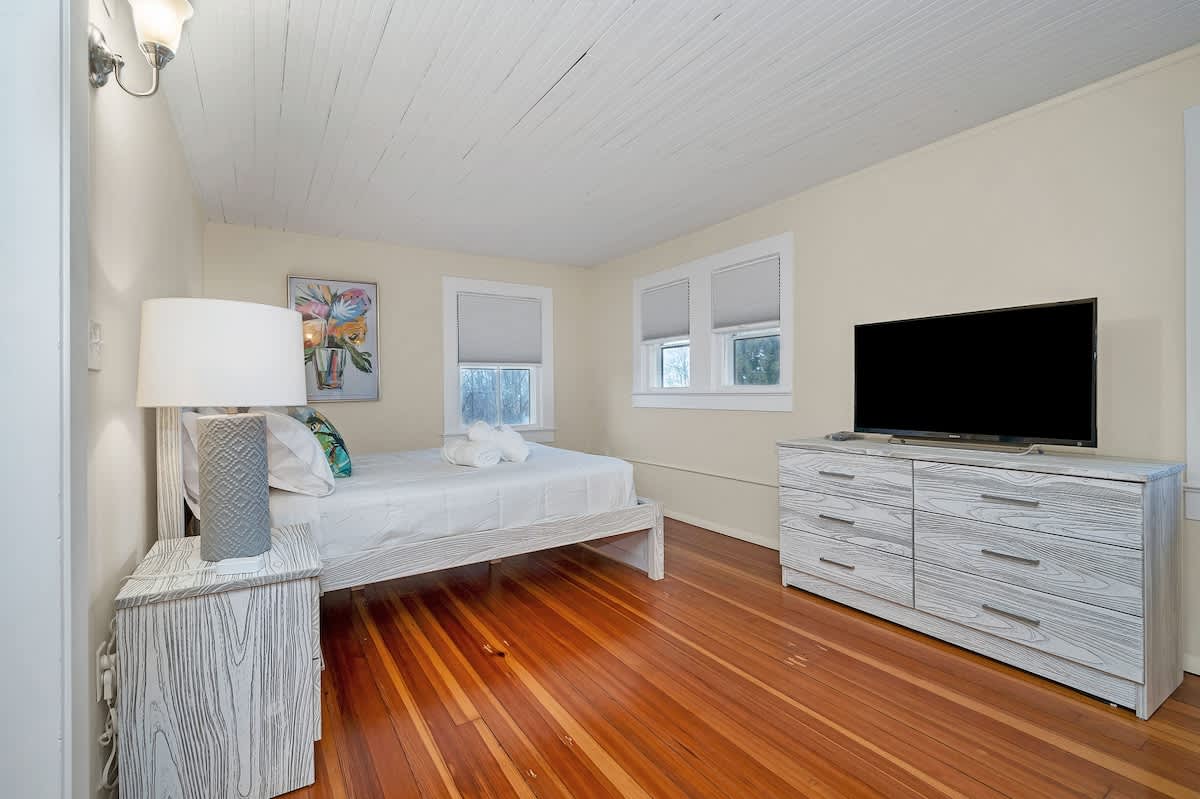Bedroom 7 at Ferncrest, Apartment queen