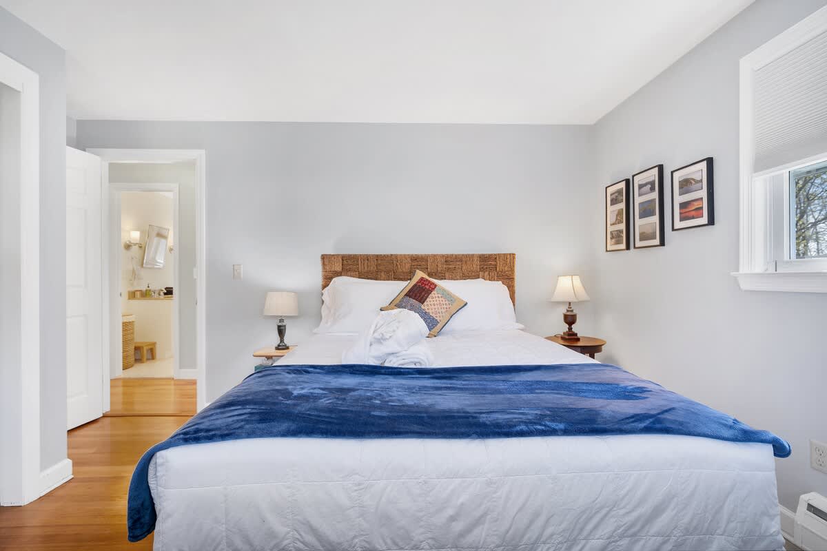 Bedroom 2, Main-floor queen