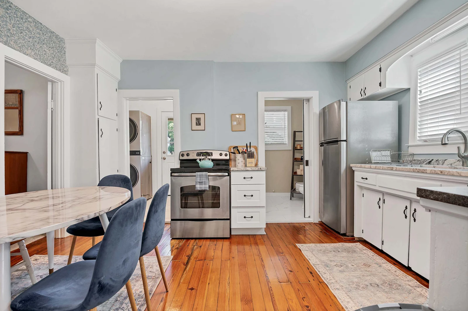 Eat-in kitchen