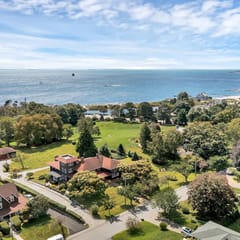 Magnificent Ferncrest - Towering Home on the Coast