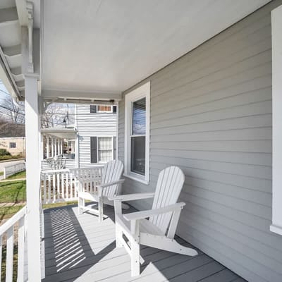 Downtown Mystic Family Retreat | Pet Friendly