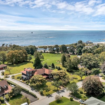 Magnificent Ferncrest - Towering Home on the Coast