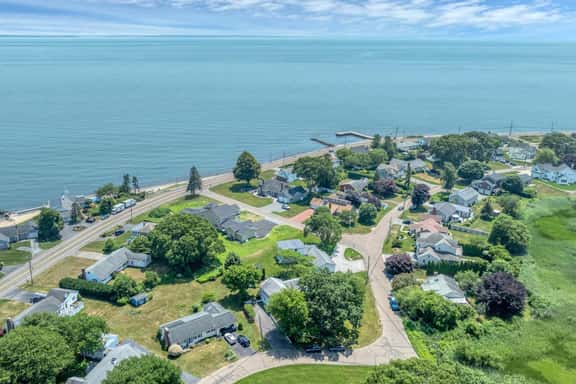 Fenwood Coastal Getaway Private Beach Access - Image 1