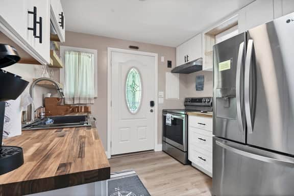 Single-Level Cottage Walk to the Beach | Sleeps 6 