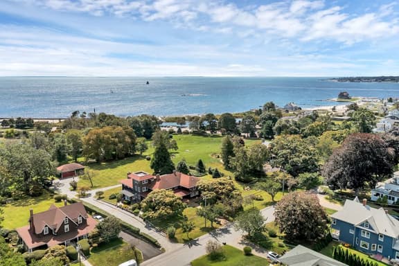 Magnificent Ferncrest - Towering Home on the Coast